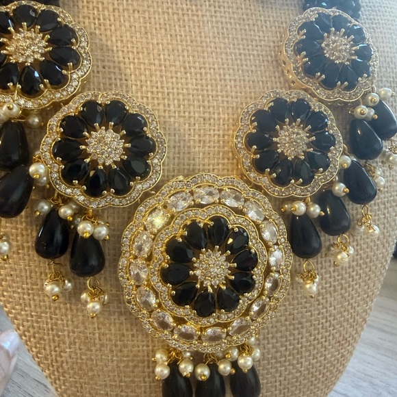 Elegant Black and Gold Jewelry Set - Picture 5 of 8